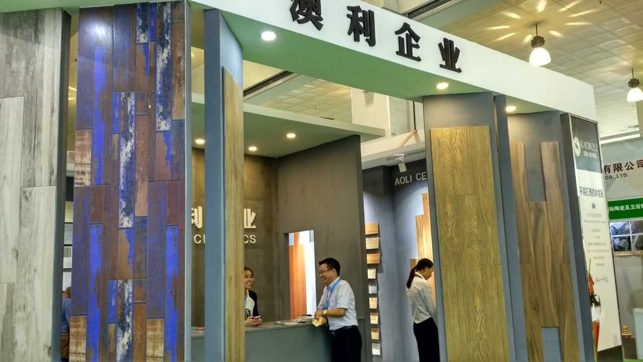 ��ֱ���ղ���(hu��)����������(d��)��һ��Ļ�ɫľ�y��һʯ����